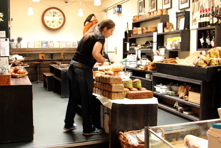 入口的通道後段,擺滿剛出爐的各種歐式麵包與烘焙用品