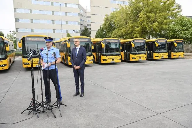 車隊前的 ❙本斯‧雷特瓦里❙ (Bence Retvari)