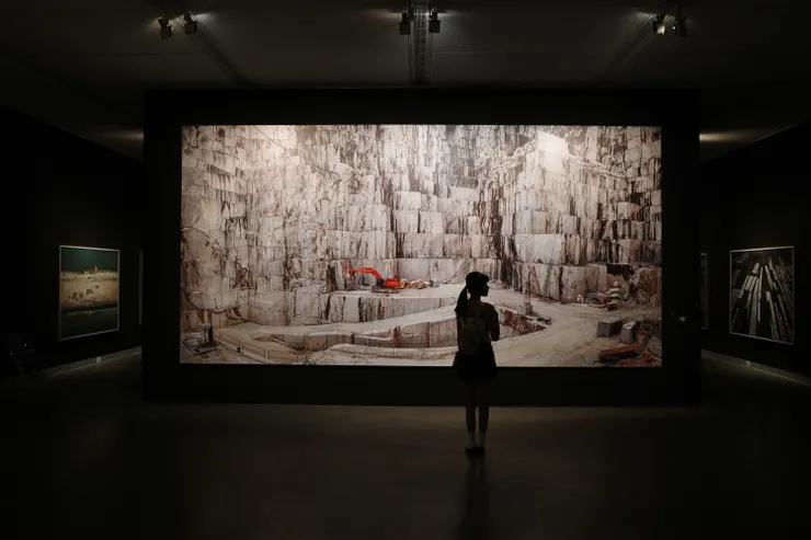 高美館《人類世:凝視|消逝中的地表》展覽一隅/圖源:GRiii拍攝