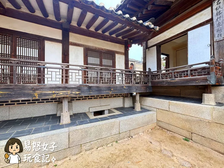 韓國傳統的「炕」，洞口就是燒火的地方，熱氣從這裡產生，再沿著通道向外流動（自行拍攝）