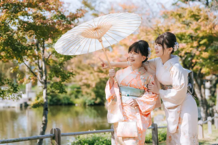 10 月的天氣微涼,穿和服剛剛好不會太熱。陽光一照,訪問服的光澤真的很美。