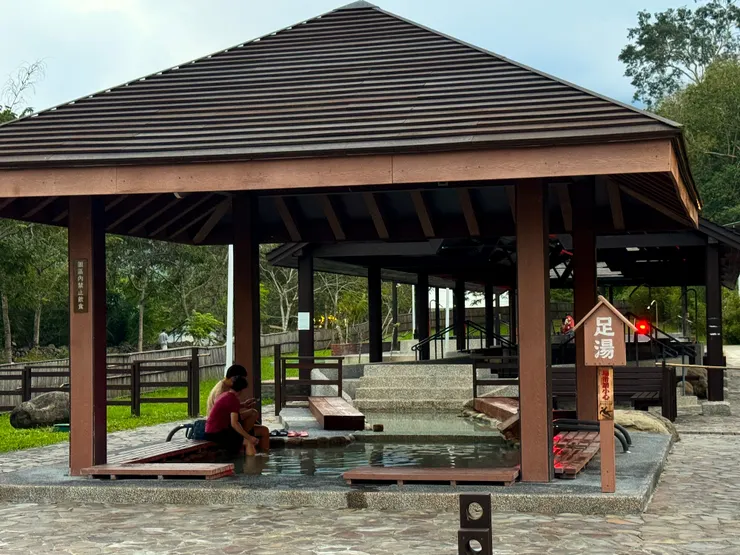 遠山望月營地不止有温泉泡腳池還有個人湯屋,適合全家一起出遊
