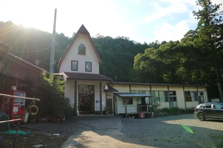 除了看到學校很開心以外，外面的自動販賣機更是讓人開心