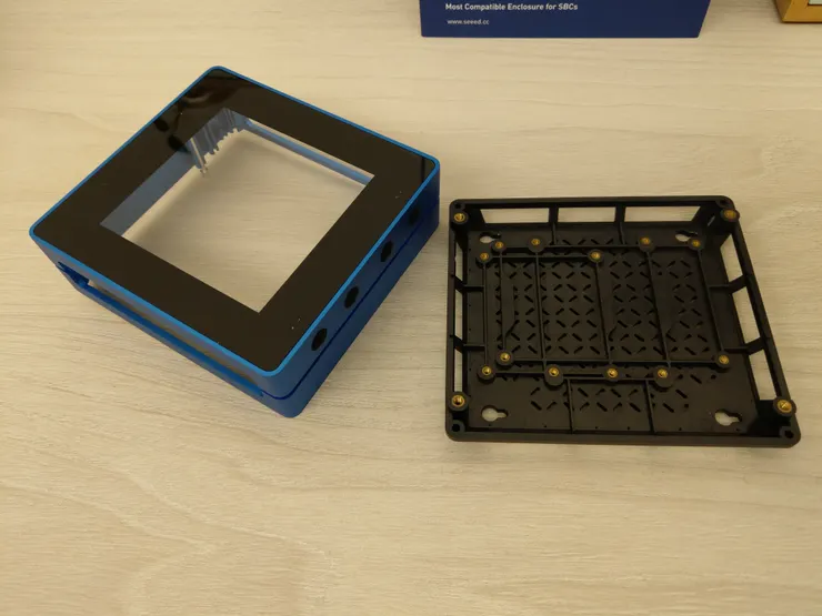 底座是一個硬塑膠材質並且有多個螺絲孔方便支援各種不同的嵌入式主機板,底部似乎也有支援VESA的孔位,可以固定在電視或電腦螢幕的後方!