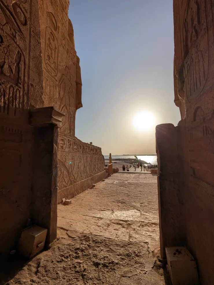 從大神廟入口向外拍攝,正對著從東邊升起的太陽。攝於2025年。