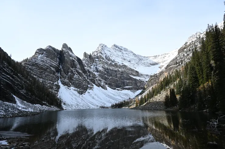 有如存在精靈文學中的冰雪之湖Lake Agnes