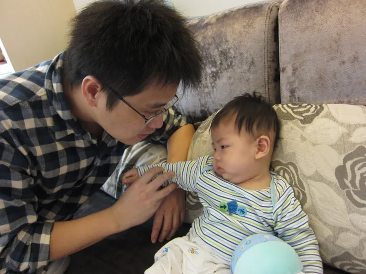 2011六個月大的子祐即使爸爸逗他也沒有甚麼反應。