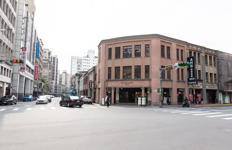 六間相連的排樓，又稱「六館街」，立面為巴洛克風格樣式