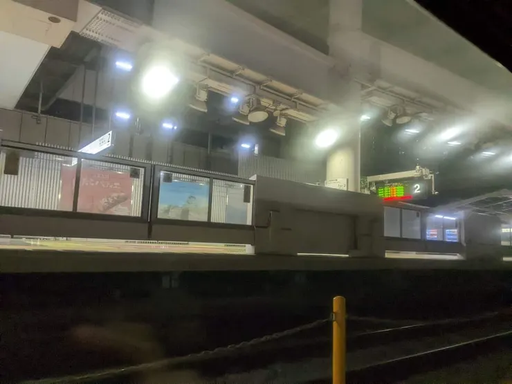 空無一人仍亮著燈的小車站,出雲號沿途夜行不孤單