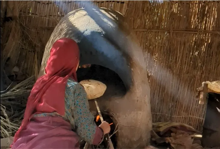 正在烘烤埃及大餅的埃及婦女(筆者攝影)