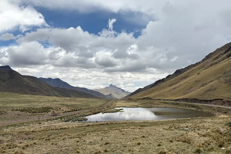 這裡是安地斯山脈重要的分水嶺，水流從此處分別流向兩側，一邊流向亞馬遜雨林，另一邊則流向的的喀喀湖