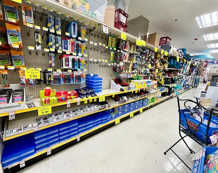 一般超市雜貨店會賣開學用品