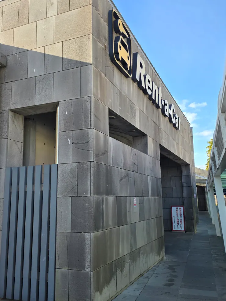 機場出來就會看到這裡