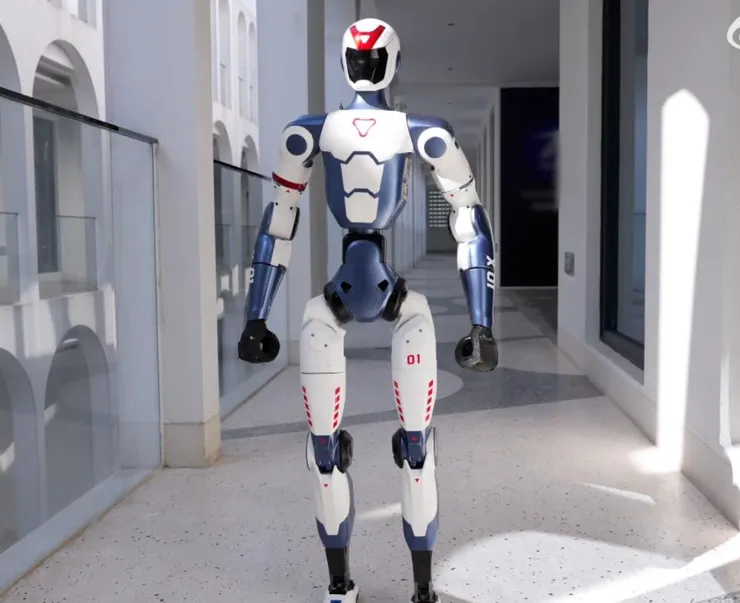 宇樹科技新推出的R1人形機器人，要價僅5566美元，價格創新低、加速普及化。（圖／宇樹科技微博）