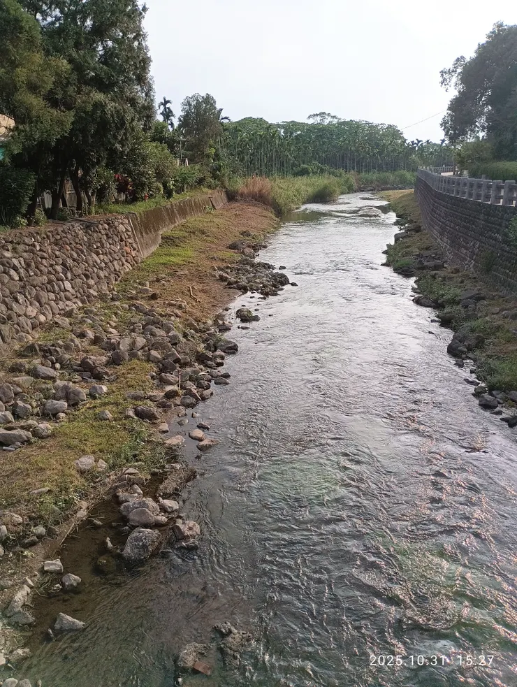 溪清曲彎風流遍
