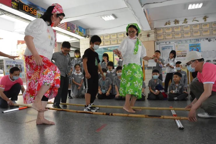 各級學校普遍舉辦「多元文化週」或「國際日」活動。(圖/北新國小 - 多元文化週)