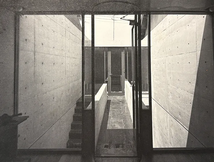 2樓自由室內空間看向戶外空橋及臥房