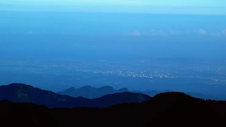 上稜線前可眺望竹東小鎮，隱約可以看到新竹海岸線