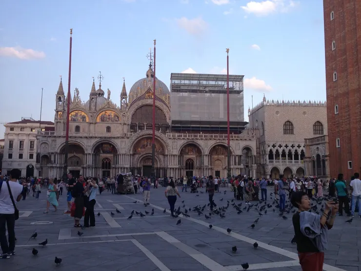 教堂前人跟鴿子都很多