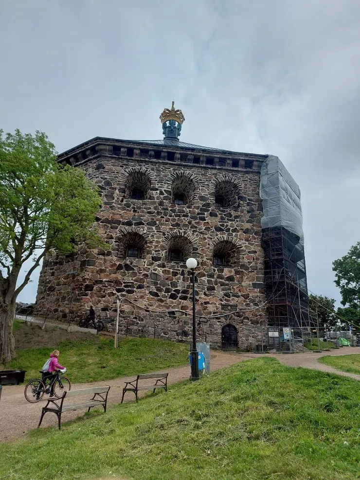 位於山丘上的皇冠城堡