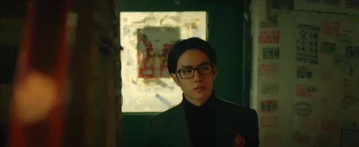 青年的你,乾淨、優雅,透著人情練達的成熟與穏重。