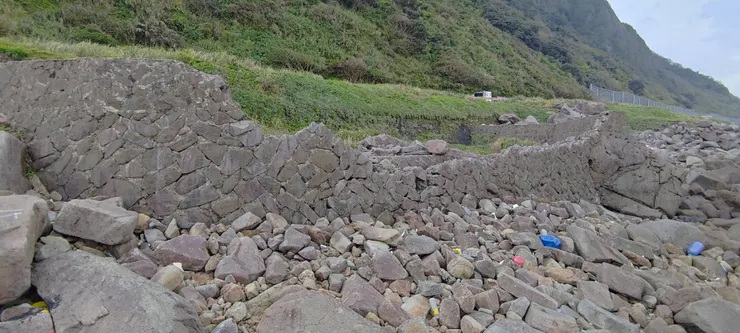 第一泵浦的安山岩圍籬護牆