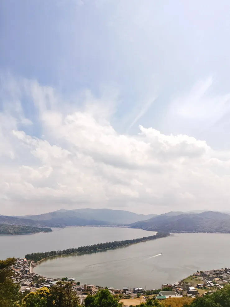 傘松小倉屋前所見天橋立