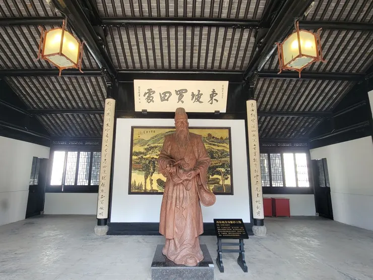 「東坡書院」第一進正廳，中立東坡先生立像，由徐秀棠等人以紫砂製成，並懸有清翰林編修、吏部左侍郎周家楣題寫的「東坡買田處」匾額；門頭匾額「東坡書院」為現代著名書法家舒同題寫。