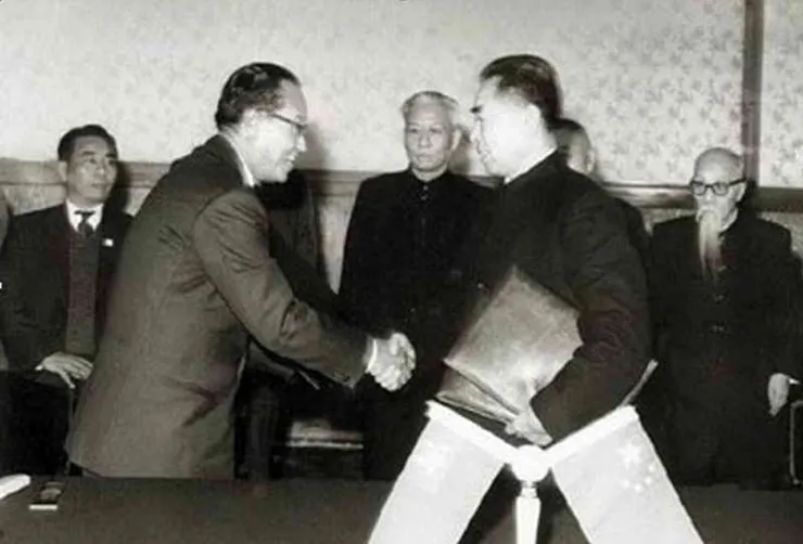 周恩來（左）與吳努（右）。翻攝自網路