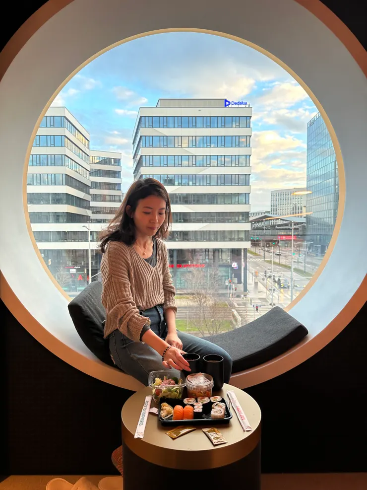 最喜歡這個窗戶設計 可以躺著看街景耍廢😌