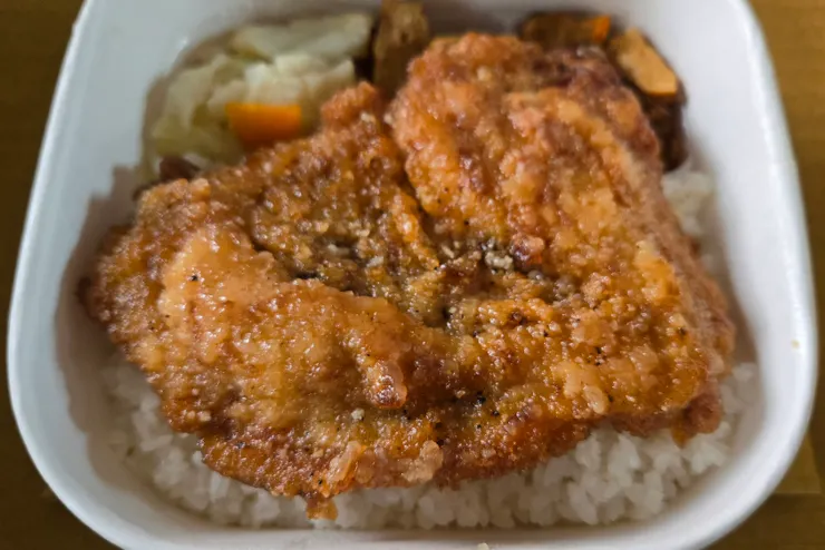 真的快佔滿整個便當盒了!!!