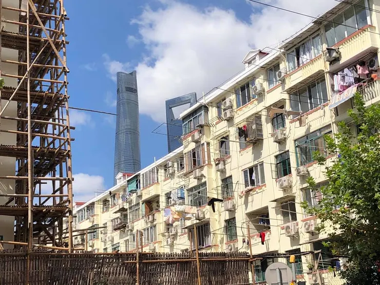 舊社區與新建築形成鮮明對比