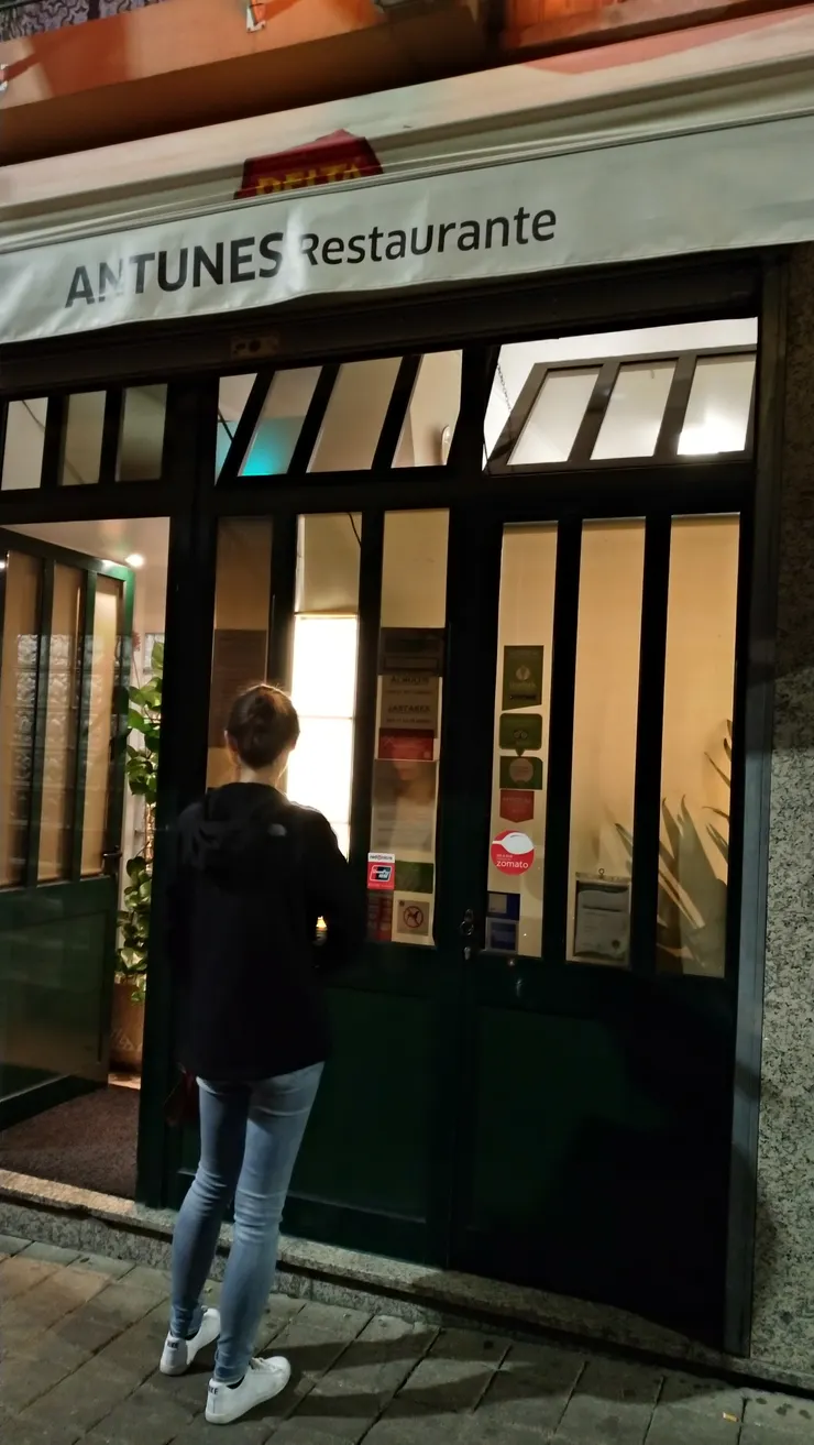 店門口簡單，沒什麼華麗排場