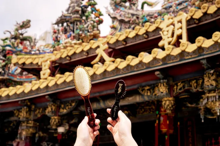 圖說：黃金梳將媽祖的保護與祝福轉化為日常美麗儀式。（圖／潘朵拉的美妝盒）
