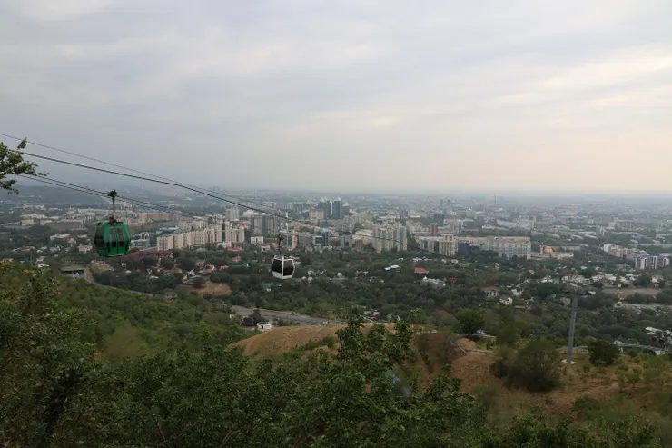 在平台上，俯瞰阿拉木圖