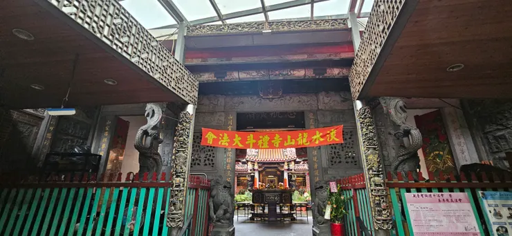 淡水龍山寺門口