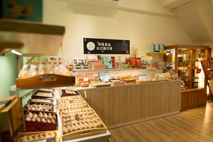 各式糕餅禮盒以及烘焙小點玲琅滿目