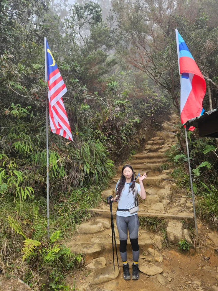 4km休息處往上會經過這個國旗，也是從這時開始快下雨