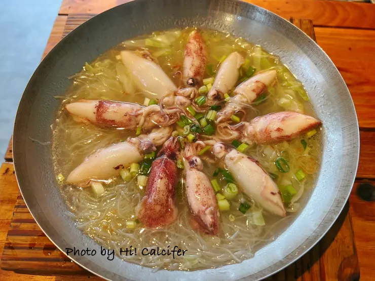 小卷米粉$150 – 端上桌時眼球不禁被滿滿一圈的小卷給吸引，湯頭有特別用高麗菜、芹菜和青蔥來提味，喝起來更加清爽，搭配有著Q脆鮮甜口感的小卷和吸附湯汁的米粉，一碗吃下來超級滿足