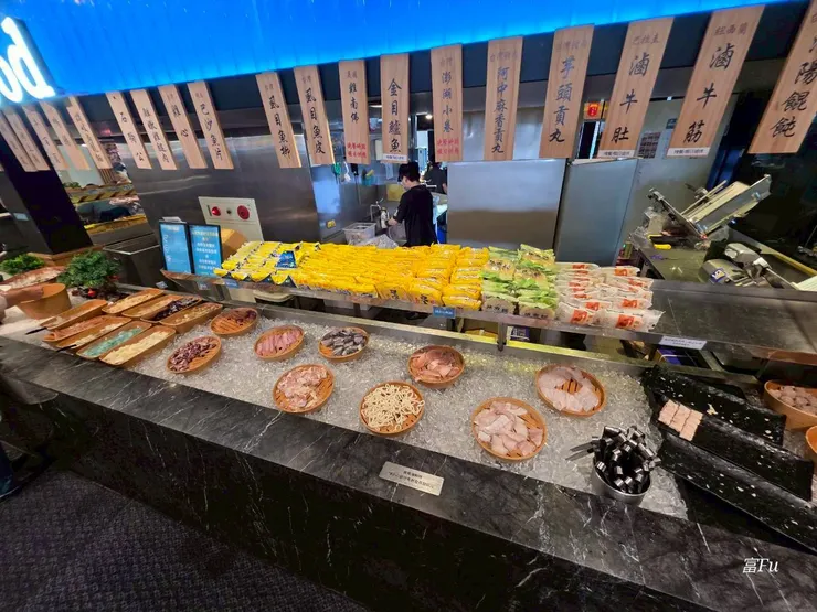 各式海鮮、內臟、火鍋料。