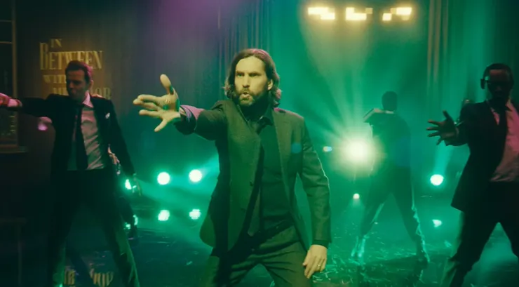 詭異之中夾雜著荒謬的歡樂，形成難以被複製的獨特氣氛。