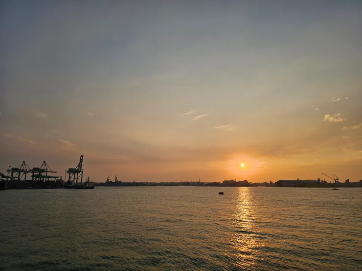 在船上看著夕陽西下,真是浪漫