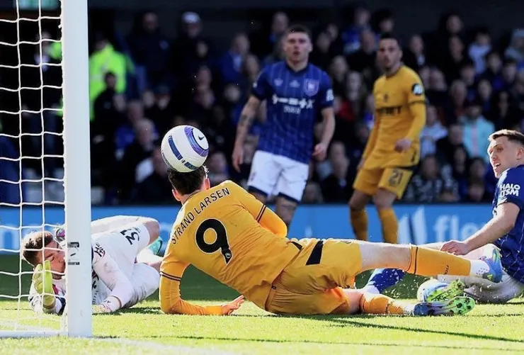 史特蘭拿臣卧射破網助狼隊反勝2:1