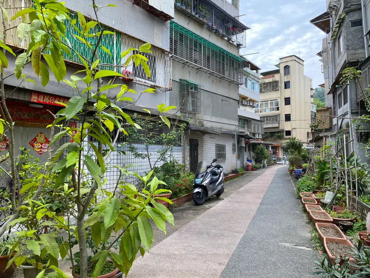 接著進入景興路二段23巷6弄，出入口設了鐵欄杆，禁止車輛進出，提供居民安全的行走空間