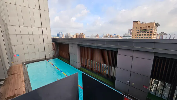 凱達大飯店八樓的游泳池!