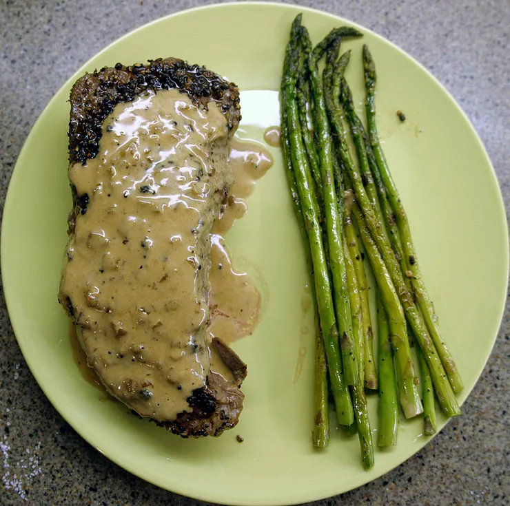 黑胡椒牛排。By Zuhair Abdulla - View from the top, with the cognac sauce, CC BY 2.0