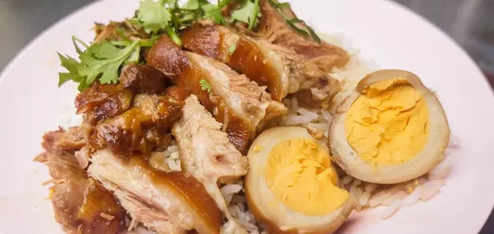 曼谷四處可見的豬腳飯，一看就很華，味道我覺得比起台灣的焢肉或滷肉還來清淡些。