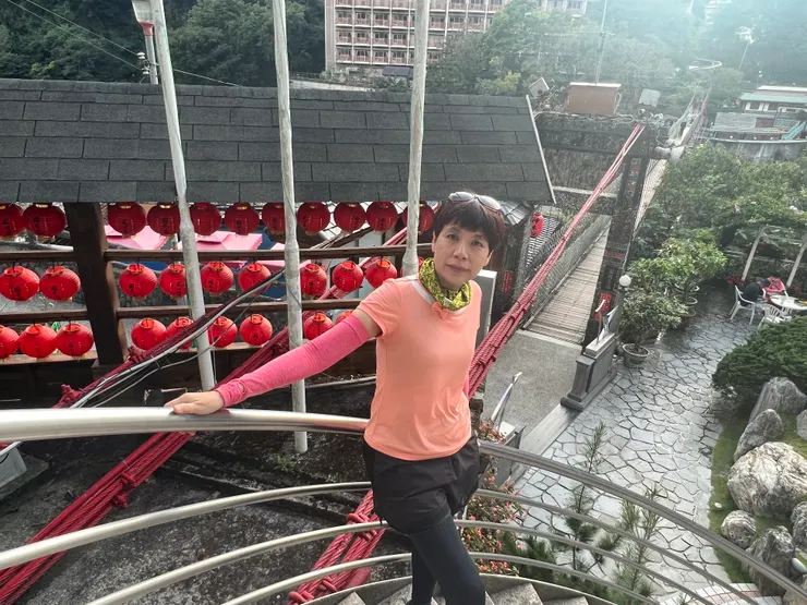 谷關吊橋兩岸溫泉飯店林立，各家營造出各異的風味。