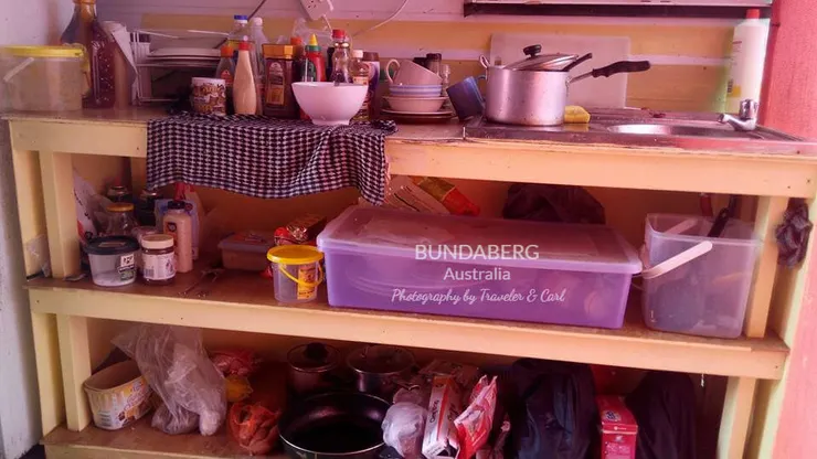 車屋內的鍋碗瓢盆，是無數背包客留下的，右上角是洗手台