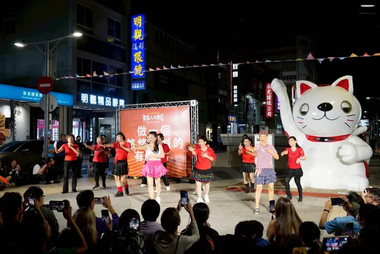 在地鹽埕社區媽媽團，跳出年輕活力，招財迎福氣